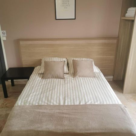 Appartement 2 , Disneyland - Parking Gratuit - Maison Des Platanes Meaux Luaran gambar