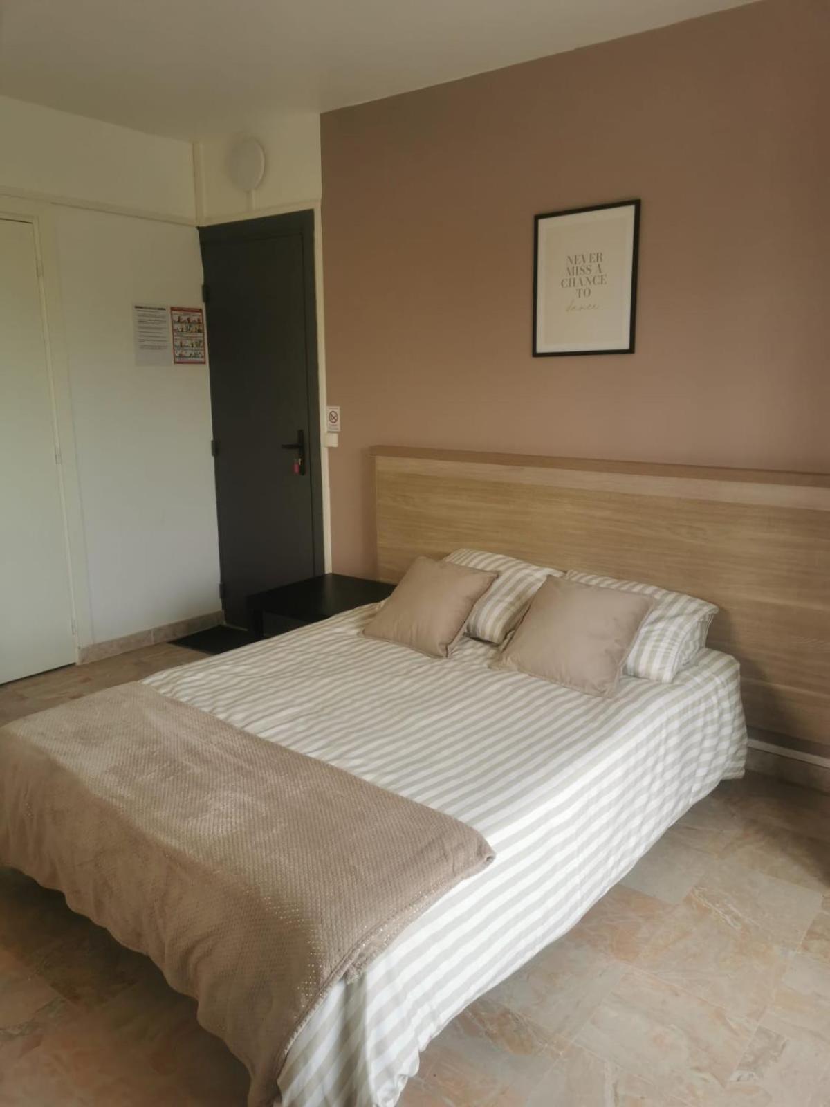 Appartement 2 , Disneyland - Parking Gratuit - Maison Des Platanes Meaux Luaran gambar